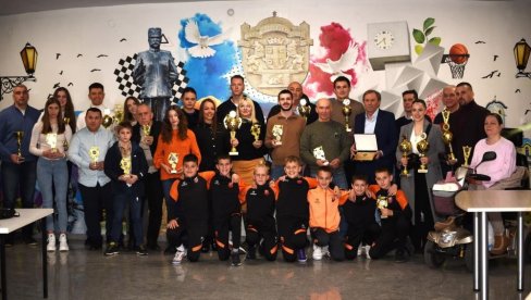 ČAČANI SUMIRALI LANJSKE SPORTSKE USPEHE Biciklista Ilić predvodi laureate ČAČANI SUMIRALI LANJSKE SPORTSKE USPEHE Biciklista Ilić predvodi laureate