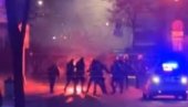 HAOS NA ULICAMA BEOGRADA! Žestok obračun pristalica Zvezde i PSV-a (VIDEO) HAOS NA ULICAMA BEOGRADA! Žestok obračun pristalica Zvezde i PSV-a (VIDEO)