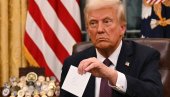 ТРАМП ПОЧЕО ДА ПОТПИСУЈЕ НАРЕЂЕЊА, А ЗАТИМ УСЛЕДИЛО ИЗНЕНАЂЕЊЕ: Да ли сте проверили фиоке? ТРАМП ПОЧЕО ДА ПОТПИСУЈЕ НАРЕЂЕЊА, А ЗАТИМ УСЛЕДИЛО ИЗНЕНАЂЕЊЕ: Да ли сте проверили фиоке?