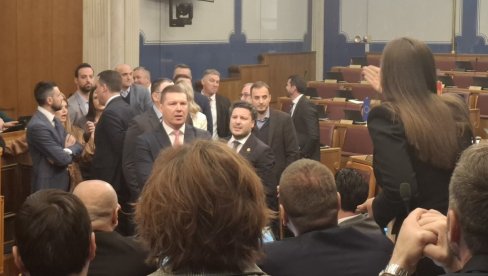 PISMENA OPOMENA ZBOG OPSTRUKCIJE: Skupštinska manjina nastavila je da ometa rad crnogorskog Parlamenta i raspravu o budžetu PISMENA OPOMENA ZBOG OPSTRUKCIJE: Skupštinska manjina nastavila je da ometa rad crnogorskog Parlamenta i raspravu o budžetu
