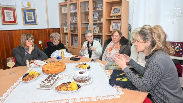 МАЈА ГОЈКОВИЋ У ИНЂИЈИ ПОСЕТИЛА УДРУЖЕЊЕ „ЕТНОДОМ ГОРОЦВЕТ“: За рукотворине стигло признање „Најбоље из Војводине“ МАЈА ГОЈКОВИЋ У ИНЂИЈИ ПОСЕТИЛА УДРУЖЕЊЕ „ЕТНОДОМ ГОРОЦВЕТ“: За рукотворине стигло признање „Најбоље из Војводине“