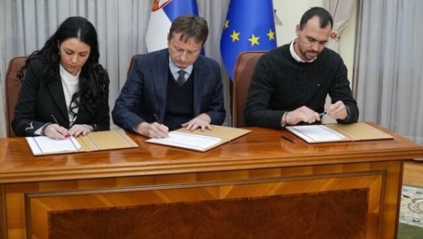 ШКОЛА КАО НОВА: Министар Глишић у Лозници парафирао уговор за почетак радова ШКОЛА КАО НОВА: Министар Глишић у Лозници парафирао уговор за почетак радова