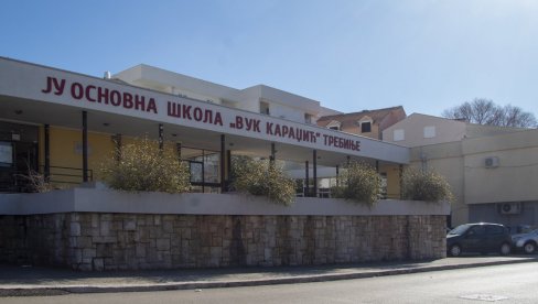 UNAPREĐENJE BEZBEDNOSTI U ŠKOLAMA ISTOČNE HERCEGOVINE: Elektronske brave i nove mere za sigurnost đaka UNAPREĐENJE BEZBEDNOSTI U ŠKOLAMA ISTOČNE HERCEGOVINE: Elektronske brave i nove mere za sigurnost đaka