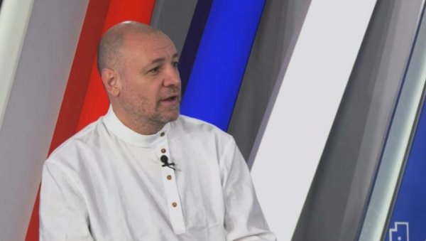 ШОЛАКОВ ПРОПАГАНДИСТА ВУК ЦВИЈИЋ: Пензионери који подржавају Вучића су хитлеровци! Обесићемо новинаре који нису уз нас! ШОЛАКОВ ПРОПАГАНДИСТА ВУК ЦВИЈИЋ: Пензионери који подржавају Вучића су хитлеровци! Обесићемо новинаре који нису уз нас!