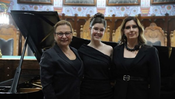 САРА ПОБЕЂУЈЕ ЧИМ ПРСТИМА ДОТАКНЕ ДИРКЕ: Млада уметница из Суботице несвакидашњи виртуоз на клавиру САРА ПОБЕЂУЈЕ ЧИМ ПРСТИМА ДОТАКНЕ ДИРКЕ: Млада уметница из Суботице несвакидашњи виртуоз на клавиру