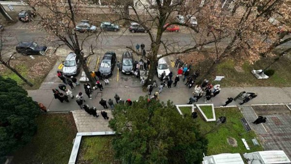 ПРОПАО СКУП У КУЛИ: Окупили се да подрже Ђурковића који је пијан падао по улици, па рекао да су га претукли (ВИДЕО) ПРОПАО СКУП У КУЛИ: Окупили се да подрже Ђурковића који је пијан падао по улици, па рекао да су га претукли (ВИДЕО)