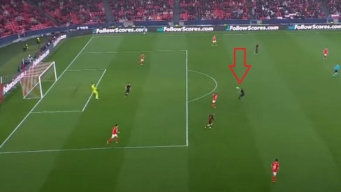 NAJGLUPLJI GOL U ISTORIJI LIGE ŠAMPIONA! Ceo svet gleda i - ne veruje (VIDEO) NAJGLUPLJI GOL U ISTORIJI LIGE ŠAMPIONA! Ceo svet gleda i - ne veruje (VIDEO)