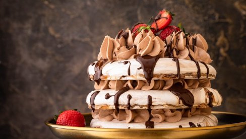 NEODOLJIVO KREMASTO SAVRŠENSTVO: Zimska čokoladna Pavlova torta - Sezonska varijanta najpopularnije torte na svetu NEODOLJIVO KREMASTO SAVRŠENSTVO: Zimska čokoladna Pavlova torta - Sezonska varijanta najpopularnije torte na svetu