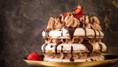NEODOLJIVO KREMASTO SAVRŠENSTVO: Zimska čokoladna Pavlova torta - Sezonska varijanta najpopularnije torte na svetu NEODOLJIVO KREMASTO SAVRŠENSTVO: Zimska čokoladna Pavlova torta - Sezonska varijanta najpopularnije torte na svetu