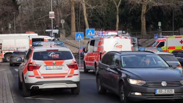 УЖАС У НЕМАЧКОЈ, НАПАО ЉУДЕ НОЖЕМ УСРЕД БЕЛА ДАНА: Међу жртвама и дете - убица покушао да побегне преко шина (ВИДЕО) УЖАС У НЕМАЧКОЈ, НАПАО ЉУДЕ НОЖЕМ УСРЕД БЕЛА ДАНА: Међу жртвама и дете - убица покушао да побегне преко шина (ВИДЕО)