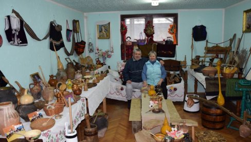 ČUVAJU STARINE U AMANET POTOMSTVU: Bračni par Ivanović iz Busura, kod Svilajnca, otvorio originalni porodični muzej (FOTO) ČUVAJU STARINE U AMANET POTOMSTVU: Bračni par Ivanović iz Busura, kod Svilajnca, otvorio originalni porodični muzej (FOTO)