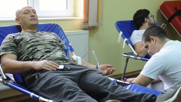 ПРИКУПЉЕНО 100 ЈЕДИНИЦА КРВИ: Хумана акција ДДК краљевачких полицајаца ПРИКУПЉЕНО 100 ЈЕДИНИЦА КРВИ: Хумана акција ДДК краљевачких полицајаца