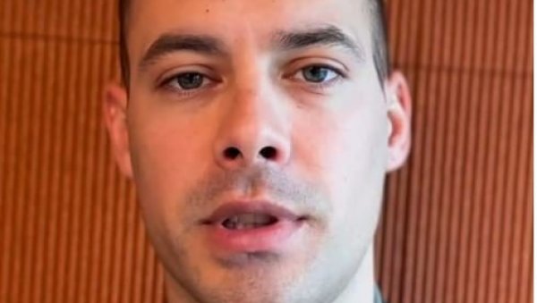 ЛЕТЕЋИ ПРОТЕСТАНТ: Мешић поново из Загреба позива на протесте у Србији (ФОТО) ЛЕТЕЋИ ПРОТЕСТАНТ: Мешић поново из Загреба позива на протесте у Србији (ФОТО)