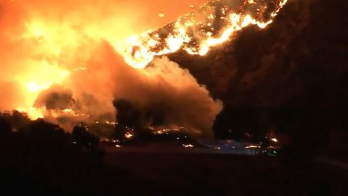 PRVI SNIMCI NOVOG POŽARA U LOS ANĐELESU: Vatrena stihija nosi sve pred sobom - naređena evakuacija 50.000 ljudi (VIDEO) PRVI SNIMCI NOVOG POŽARA U LOS ANĐELESU: Vatrena stihija nosi sve pred sobom - naređena evakuacija 50.000 ljudi (VIDEO)
