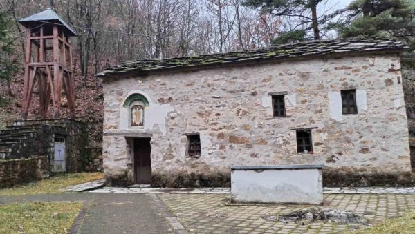 МАНАСТИР КОЈИ ПРИВЛАЧИ ЉУБИТЕЉЕ МИСТИКЕ: Нема монаштво, али га верници не заборављају МАНАСТИР КОЈИ ПРИВЛАЧИ ЉУБИТЕЉЕ МИСТИКЕ: Нема монаштво, али га верници не заборављају