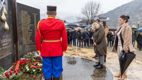 JEDNA OD NAJVEĆIH TRAGEDIJA U ISTORIJI CRNE GORE: Ministarka saobraćaja Maja Vukićević položila venac na spomenik na Bioču JEDNA OD NAJVEĆIH TRAGEDIJA U ISTORIJI CRNE GORE: Ministarka saobraćaja Maja Vukićević položila venac na spomenik na Bioču