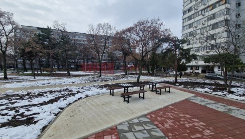 UZ REKREACIJU I DRUŽENJE U BLOKU 2: Na Novom Beogradu za dve i po godine rekonstruisano je i izgrađeno više od deset košarkaških terena UZ REKREACIJU I DRUŽENJE U BLOKU 2: Na Novom Beogradu za dve i po godine rekonstruisano je i izgrađeno više od deset košarkaških terena