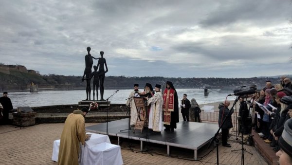 ИЗ ПИЈЕТЕТА ПРЕМА ЖРТВАМА НЕМАМО ПРАВО НА ЗАБОРАВ: У Новом Саду обележено сећање на хиљаде убијених цивила и бачених у ледени Дунав ИЗ ПИЈЕТЕТА ПРЕМА ЖРТВАМА НЕМАМО ПРАВО НА ЗАБОРАВ: У Новом Саду обележено сећање на хиљаде убијених цивила и бачених у ледени Дунав