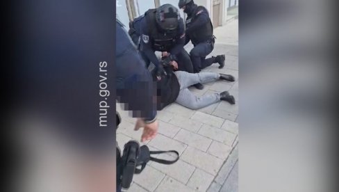 INTERVENTNA IH RAZORUŽALA NASRED ULICE: Pogledajte kako su pale ubice Aleksandra Jurišića (33) iz Sremske Mitrovice (FOTO/VIDEO) INTERVENTNA IH RAZORUŽALA NASRED ULICE: Pogledajte kako su pale ubice Aleksandra Jurišića (33) iz Sremske Mitrovice (FOTO/VIDEO)
