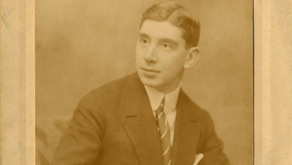 УМЕТНИК КОЈИ ЈЕ ПОПРАВЉАО ДУШЕ: Сећање на Јурија Ракитина (1882 - 1952) који је оставио неизбрисив траг у позоришном животу Србије УМЕТНИК КОЈИ ЈЕ ПОПРАВЉАО ДУШЕ: Сећање на Јурија Ракитина (1882 - 1952) који је оставио неизбрисив траг у позоришном животу Србије
