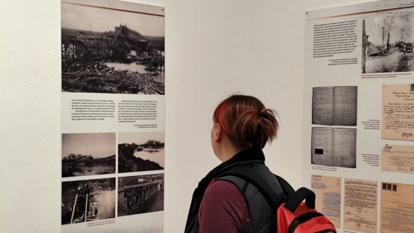 СЕЋАЊЕ НА РАЗОРЕНИ ГРАД: У Врњачкој Бањи отворена изложба о савезничком бомбардовању Краљева 1944. СЕЋАЊЕ НА РАЗОРЕНИ ГРАД: У Врњачкој Бањи отворена изложба о савезничком бомбардовању Краљева 1944.