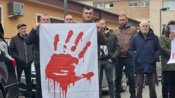 КУРТИ ЈОШ ЈЕДНОМ ПОДРЖАО ПРОТЕСТЕ СТУДЕНАТА У БЕОГРАДУ: Његов пулен Радомировић данас са црвеном шаком на протесту у Митровици (ФОТО) КУРТИ ЈОШ ЈЕДНОМ ПОДРЖАО ПРОТЕСТЕ СТУДЕНАТА У БЕОГРАДУ: Његов пулен Радомировић данас са црвеном шаком на протесту у Митровици (ФОТО)