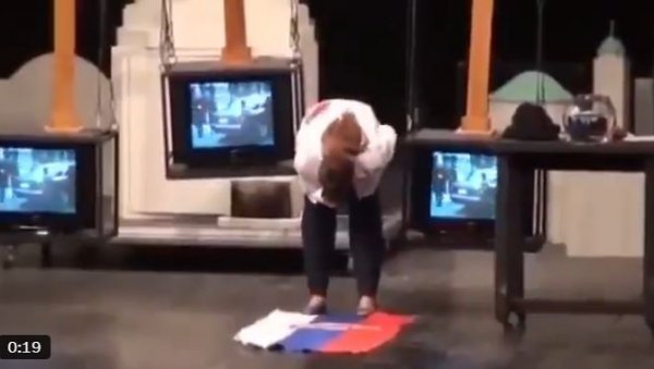 ГЛУМИЦА ПОВРАЋА ПО ЗАСТАВИ СРБИЈЕ: Скандал на Правном факултету (ВИДЕО) ГЛУМИЦА ПОВРАЋА ПО ЗАСТАВИ СРБИЈЕ: Скандал на Правном факултету (ВИДЕО)