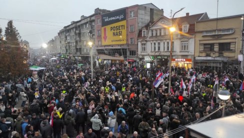 PRE SKUPA U JAGODINI: Narod se masovno okuplja - očekuje se više desetina hiljada ljudi (VIDEO) PRE SKUPA U JAGODINI: Narod se masovno okuplja - očekuje se više desetina hiljada ljudi (VIDEO)