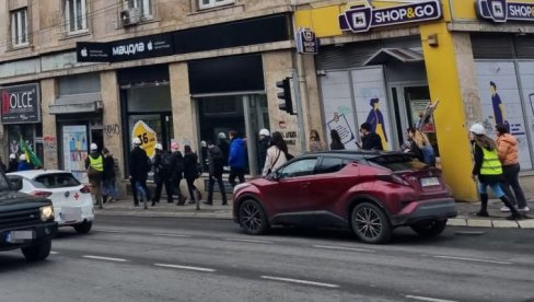PROVALJENI: Studenti u kacigama pokušali da glume rudare ispred Predsedništva (FOTO) PROVALJENI: Studenti u kacigama pokušali da glume rudare ispred Predsedništva (FOTO)