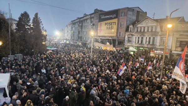 ПРЕПУН ТРГ У ЈАГОДИНИ: Реке људи се сливају да подрже Вучића - погледајте снимак са места где ће бити велики скуп (ВИДЕО) ПРЕПУН ТРГ У ЈАГОДИНИ: Реке људи се сливају да подрже Вучића - погледајте снимак са места где ће бити велики скуп (ВИДЕО)