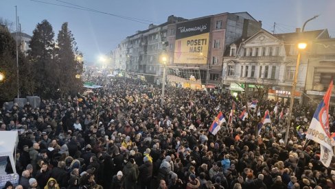 PREPUN TRG U JAGODINI: Reke ljudi se slivaju da podrže Vučića - pogledajte snimak sa mesta gde će biti veliki skup (VIDEO) PREPUN TRG U JAGODINI: Reke ljudi se slivaju da podrže Vučića - pogledajte snimak sa mesta gde će biti veliki skup (VIDEO)