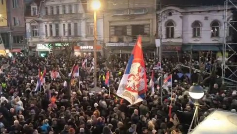 VIJORE SE ZASTAVE SRBIJE: Snimak pred početak velikog skupa u Jagodini (VIDEO) VIJORE SE ZASTAVE SRBIJE: Snimak pred početak velikog skupa u Jagodini (VIDEO)