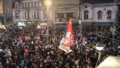 ВИЈОРЕ СЕ ЗАСТАВЕ СРБИЈЕ: Снимак пред почетак великог скупа у Јагодини (ВИДЕО) ВИЈОРЕ СЕ ЗАСТАВЕ СРБИЈЕ: Снимак пред почетак великог скупа у Јагодини (ВИДЕО)