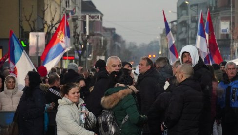 SNIMAK IZ DRONA OSTAVLJA BEZ DAHA: Centar Jagodine pun ljudi ni čioda ne može da stane (VIDEO) SNIMAK IZ DRONA OSTAVLJA BEZ DAHA: Centar Jagodine pun ljudi ni čioda ne može da stane (VIDEO)