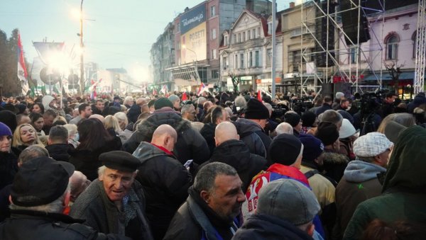 ВЕЛИЧАНСТВЕН СКУП У ЈАГОДИНИ: Више од 50.000 људи, а 150 аутобуса још није ушло у град ВЕЛИЧАНСТВЕН СКУП У ЈАГОДИНИ: Више од 50.000 људи, а 150 аутобуса још није ушло у град