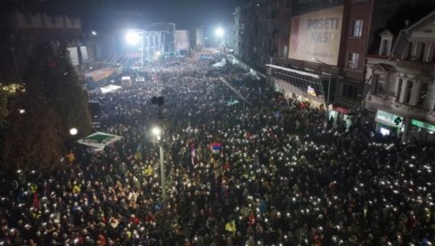 JAGODINA BLJEŠTI: Upaljeni blicevi telefona na skupu (VIDEO) JAGODINA BLJEŠTI: Upaljeni blicevi telefona na skupu (VIDEO)