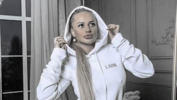 ПОЗНАТА БЛОГЕРКА ПОГИНУЛА У СТРАВИЧНОЈ НЕСРЕЋИ: Међу повређенима и њен син (10), аутомобил је потпуно смрскан (ФОТО/ВИДЕО) ПОЗНАТА БЛОГЕРКА ПОГИНУЛА У СТРАВИЧНОЈ НЕСРЕЋИ: Међу повређенима и њен син (10), аутомобил је потпуно смрскан (ФОТО/ВИДЕО)