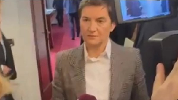 БРНАБИЋ РЕШИЛА ПРОВОКАТОРЕ ИЗ КРЕНИ ПРОМЕНИ: Пришла им да разговарају и оголила њихово незнање (ВИДЕО) БРНАБИЋ РЕШИЛА ПРОВОКАТОРЕ ИЗ КРЕНИ ПРОМЕНИ: Пришла им да разговарају и оголила њихово незнање (ВИДЕО)