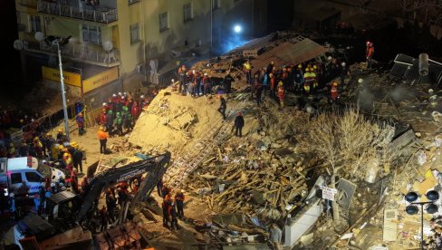 OVO JE ČOVEK KOJI JE IZBEGAO SIGURNU SMRT: Tri sekunde je falilo da se zgrada u Turskoj obruši na njega - jedna stvar ga spasila (FOTO) OVO JE ČOVEK KOJI JE IZBEGAO SIGURNU SMRT: Tri sekunde je falilo da se zgrada u Turskoj obruši na njega - jedna stvar ga spasila (FOTO)