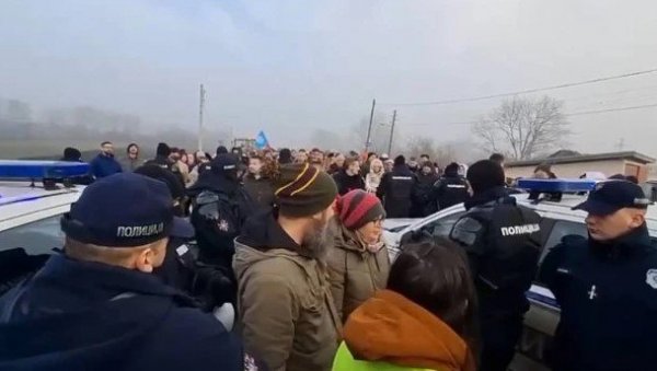 УМЕСТО СТУДЕНАТА - ПРОФЕСИОНАЛЦИ: Позната лица опозиције у првим редовима - праве вође протеста праве хаос код Новог Сада УМЕСТО СТУДЕНАТА - ПРОФЕСИОНАЛЦИ: Позната лица опозиције у првим редовима - праве вође протеста праве хаос код Новог Сада