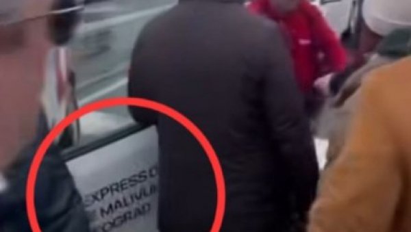 ВОЗАЧ ШОЛАКОВЕ ФИРМЕ СЕ ЗАЛЕТЕО НА СТУДЕНТЕ КОД ГЛАВНЕ АУТОБУСКЕ СТАНИЦЕ: Сад је све јасно (ВИДЕО) ВОЗАЧ ШОЛАКОВЕ ФИРМЕ СЕ ЗАЛЕТЕО НА СТУДЕНТЕ КОД ГЛАВНЕ АУТОБУСКЕ СТАНИЦЕ: Сад је све јасно (ВИДЕО)