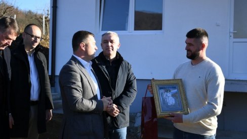 PREDSTAVNICI SRPSKE LISTE U LEŠKU SA PORODICAMA ČOLOVIĆ I JASNIĆ Elek: Ovo nije kampanja, iza nas stoje dela PREDSTAVNICI SRPSKE LISTE U LEŠKU SA PORODICAMA ČOLOVIĆ I JASNIĆ Elek: Ovo nije kampanja, iza nas stoje dela