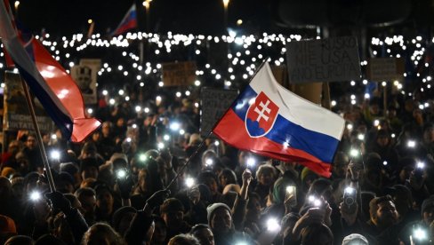 СЛОВАЧКОЈ ИДЕНТИЧНИ ПРОТЕСТИ КАО У СРБИЈИ: Покушаји обојене револуције по истом принципу СЛОВАЧКОЈ ИДЕНТИЧНИ ПРОТЕСТИ КАО У СРБИЈИ: Покушаји обојене револуције по истом принципу