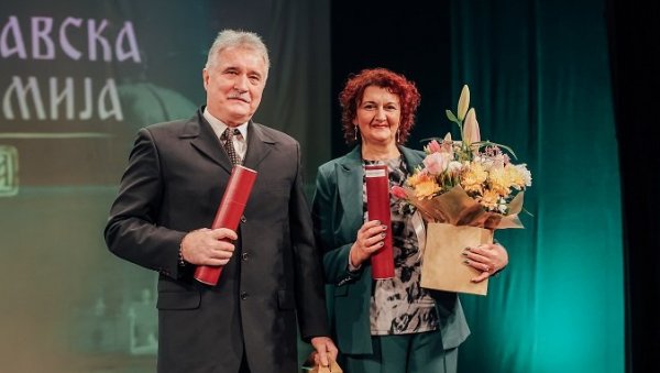 ПРОСВЕТАРИМА УРУЧЕНА ГОДИШЊА НАГРАДА: У Вршцу одржана Светосавска академија ПРОСВЕТАРИМА УРУЧЕНА ГОДИШЊА НАГРАДА: У Вршцу одржана Светосавска академија