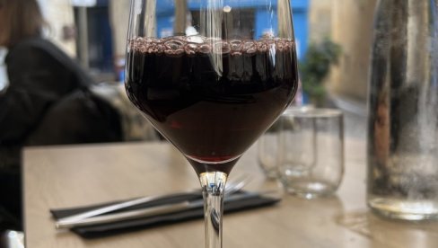 НАУЧНА СТУДИЈА: Вино смањује ризик од кардиоваскуларних болести, а пиво и жестока пића га повећавају