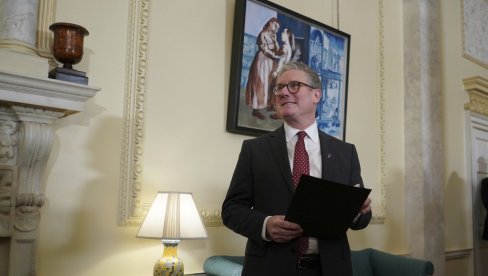 БРИТАНЦИ РЕШИЛИ ДА СПАЛЕ ЛУТКУ ПРЕМИЈЕРА: Стармер као Трампова улизица (ФОТО)