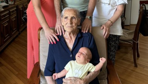 SLAŽEM IH PO REDU, PA KAKO BOG ZAPOVEDI: Baka Milka puni 98 godina okružena sa četiri generacije svojih potomaka SLAŽEM IH PO REDU, PA KAKO BOG ZAPOVEDI: Baka Milka puni 98 godina okružena sa četiri generacije svojih potomaka