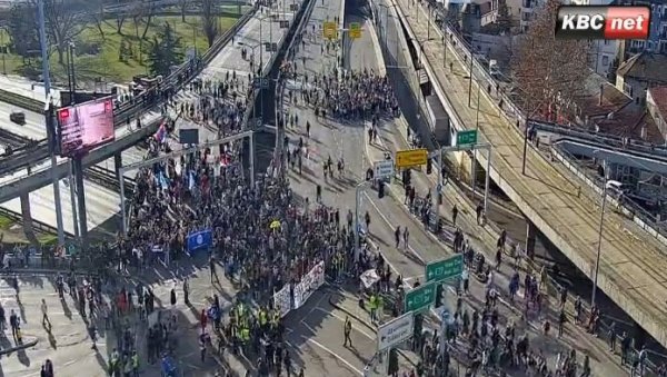 БЛОКИРАНА АУТОКОМАНДА: Држава брине за безбедност и здравље - постављени тоалети и цистерне, полиција обезбеђује скуп БЛОКИРАНА АУТОКОМАНДА: Држава брине за безбедност и здравље - постављени тоалети и цистерне, полиција обезбеђује скуп