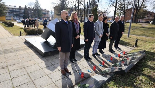 СЕЋАЊЕ НА ХОЛОКАУСТ: У Крагујевцу одата почаст страдалима СЕЋАЊЕ НА ХОЛОКАУСТ: У Крагујевцу одата почаст страдалима