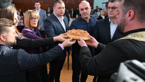 MAJA GOJKOVIĆ U HAJDUČICI PRISUSTVOVALA OBELEŽAVANJU ŠKOLSKE SLAVE: Dela i vizija Svetog Save oblikuju identitet srpskog naroda MAJA GOJKOVIĆ U HAJDUČICI PRISUSTVOVALA OBELEŽAVANJU ŠKOLSKE SLAVE: Dela i vizija Svetog Save oblikuju identitet srpskog naroda